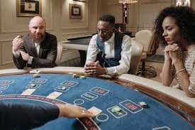 Tata letak meja French Roulette dengan zona taruhan dan roda Eropa